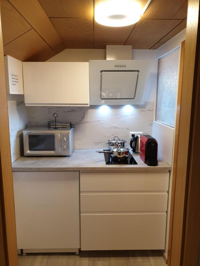 Sonnige Ruhige Dachzimmer Inkl Wifi Plus Kaffee Mit Wg Dusche Und Neuer Kueche Lorrach Exterior photo